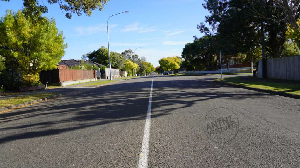 The same road, looking in the oppostie direction. Still no traffic.